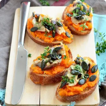 Брускетта с тыквенным кремом и копчёной скумбрией - 12 шт.