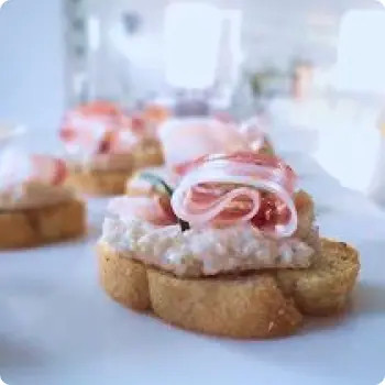 Кростини с хумусом и копчёным беконом - 24 шт.