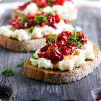 Кростини с моцареллой и вялеными томатами - 24 шт.