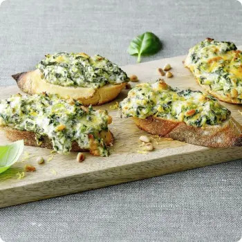 Запечённые кростини со шпинатом - 24 шт.