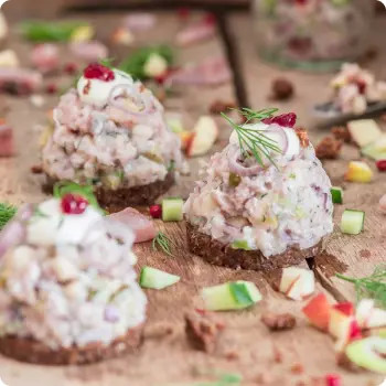 Матьес тар-тар на темном хлебе - 12 шт.