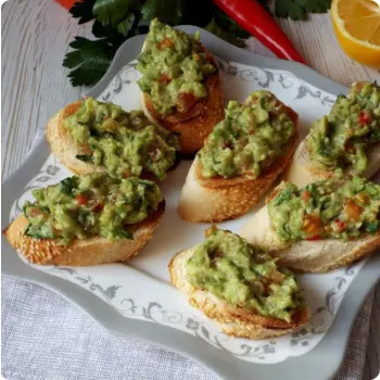 Кростини с гуакамоле - 15 шт.
