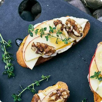 Кростини с грецким орехом и творожным сыром - 15 шт.