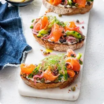 Брускетта с сёмгой и каперсами - 15 шт.