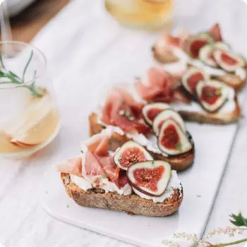 Брускетта с инжиром и моцареллой - 15 шт.