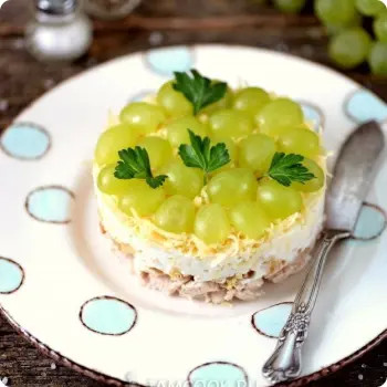 Салат с курицей и камамбером - 10 пор.